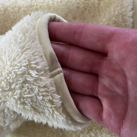 Uniqlo Fuzzy Banana Yellow Short Teddy Jacket Size: Large (L) - Picture 15 of 15